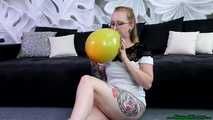 Blow2Pop blue TT14 in a yellow U16 (double balloon)