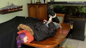 Zora in Winterjacke gefesselt 1