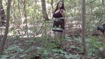 Ivana mit Klebeband an einen Baum gefesselt 2/3