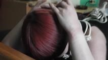 Kim hogtied auf dem Bett