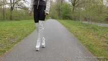 Schlendern in schwarzen Leggings und alten Overknees, 2.Teil