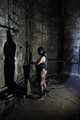 Sklavin in Latex und Ketten im Gruselturm