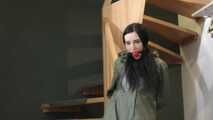 +++Neu+++ Miss Amira im sexy Lackoutfit und Ilse Jacobsen Regenmantel wird gefesselt und geknebelt (Behind the Scenes)