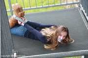Stella im hogtie auf der Treppe BILDER