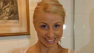 Anna nimmt ein heißes Bad in ihrer Strumpfhose