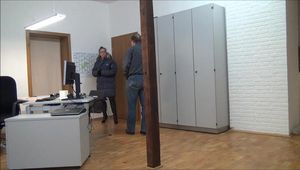 Wunschvideo Laura - Überfall im Büro Teil 1 von 5