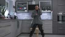 Miss Amira in Hunter Regenjacke, Regenhose und Plastikregenmantel