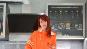 Miss Petra in AGU Regenanzug (original AGU) und darüber eine orange Adidas AGU Regenjacke. Extrem selten!