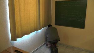 Strenge Erzieherin straft