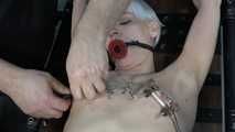 Kleine Titten und Schamlippen unter Strom
