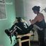 Die Domina in Gummischürze und das Gummischwein in der Schmerzklinik 