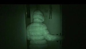 10:50 Min. video of an intruder caught by the owner....all in shiny downjackets and other shiny clothes