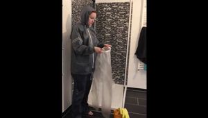 Lady Nadja in AGU Regenjacken und transparentem Regenanzug in der Dusche