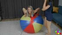1412 Zwei Frauen ein Ball