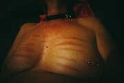 Nippel - Piercing mit Striemen vom Rohrstock