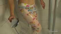 Nasse Leggings in der Dusche