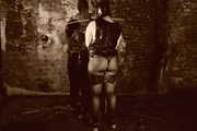 Sklavin in Latex und Ketten im Gruselturm
