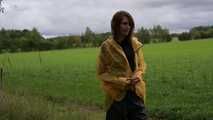 Miss Petra macht einen Spaziergang in Hunter Regenjacke und Regenhose (wiederholte Version)