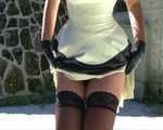 Blowjob & Handjob in der Öffentlichkeit – Geile Latex Lady mit kurzen Latex-Handschuhen