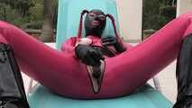 Gummiepuppes Dildospiele am Pool