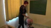 Strenge Erzieherin straft