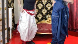 Miss Francine und Lady Nadja in AGU Regenjacken fesseln und knebeln sich gegenseitig mit Ballgags