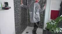 Miss Amira in einem Plastik Sauna Anzug aht etwas Spaß unter der Dusche