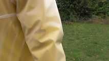 Im Garten mit einer Menge gelber Regenkleidung
