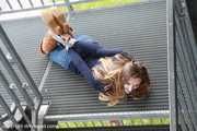 Stella im hogtie auf der Treppe BILDER