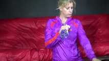 Watching Pia wearing a supersexy shiny nylon shorts and a rain jacket combination experiment with water (Video)