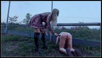 Public-Spanking am Autobahnzaun!