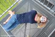 Stella im hogtie auf der Treppe BILDER