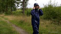 Miss Petra macht einen Spaziergang im Farmerrain Regenanzug und Gummistiefel