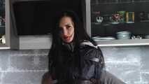 Miss Amira in lagenweise Regensachen und Bondage