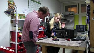 Naive Praktikantin blank in den Arsch gefickt!