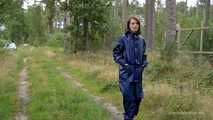 Miss Petra macht einen Spaziergang im Farmerrain Regenanzug und Gummistiefel