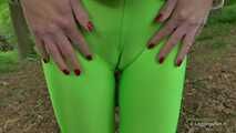 Grüne Leggings im Wald - Teil 1