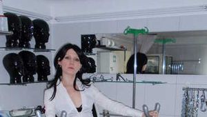 Herrin Nycky im Klinik-Rooms