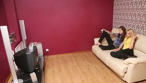 Ole Lykoile & Ricci - Bondage und heiße Mädchen in einer Fernbedienung Krieg