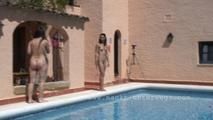 Nackte Girls spielen am Pool 1