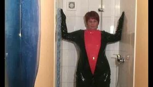 Strafaktion im Lackanzug  