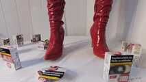 Crushing in rot Overknees auf Tisch