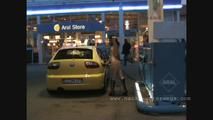 Nackt an der Tankstelle