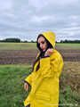 Miss Amira unterwegs im Friesennerz, gelber Regenlatzhose und Gummistiefel