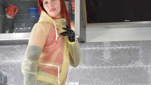 Unser neues Model Miss Petra in einem heißen Lackoutfit und Schmuddelwedda Regenjacken