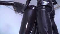 Rubbergirl gefesselt und gefickt 