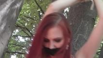 Nelly am Baum gefesselt
