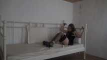 Ayu mit Seilen ans Bett gefesselt 2/2