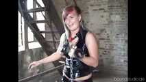 Warte mal hier an der Treppe, kleine Elaine!