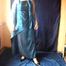 Im blauen Ballkleid mit Handschellen gefesselt